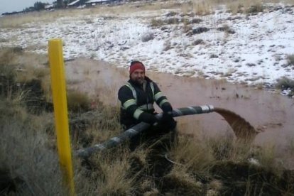 Imatge del 'riu de xocolata' després que un camió cisterna