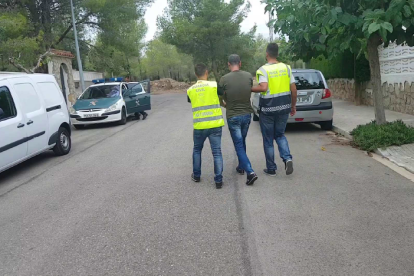 La Guardia Civil llevándose a uno de los detenidos.