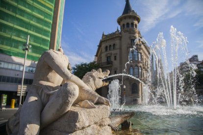 Imatge de l'escultura que va quedar decapitada a causa de l'acte vandàlic que va patir la font.