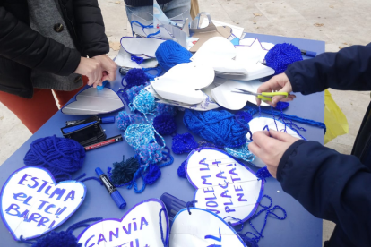 Alguns dels cors, ja confeccionats, abans de ser col·locats en arbres de la plaça.