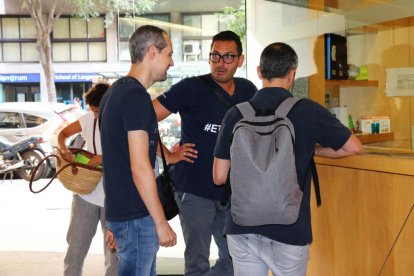 Llegada de los representantes de los trabajadores de tierra de Iberia para hacer la segunda reunión de mediación.