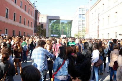 Centenares de personas esperando fuera del edificio de la UPF para entrar a hacer los exámenes de oposiciones a enfermería.