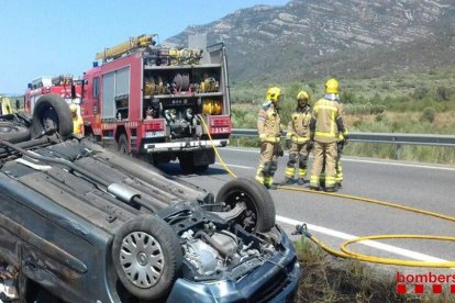 El vehículo ha chocado contra la media y ha quedado volcado.