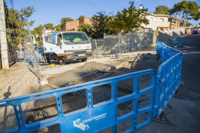 Els operaris treballaven ahir al matí en les obres de drenatge d'aigües pluvials al carrer Montsià.