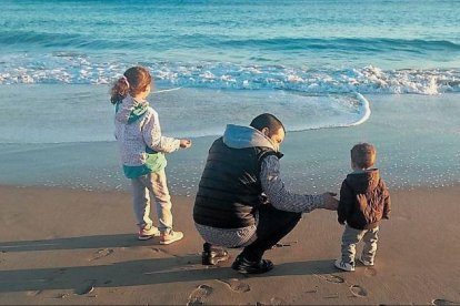 Els tres integrants de la família es troben sense solució a poques setmanes del desnonament