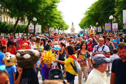 La Rambla Nova de Tarragona hasta los topes durante el seguici de la 'Festa per a Tothom'.