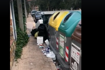 Imagen de la basura tirada fuera de los contenedores.