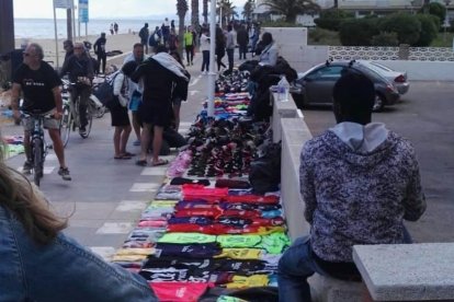 Venedors ambulants al passeig de Cambrils l'estiu passat.