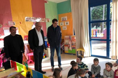 El conseller d'Ensenyament, Josep Bargalló, durant la seva visita l'Escola