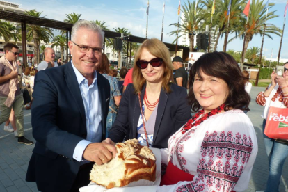 La inauguración fue a cargo del alcalde de Salou, Pere Granados y la cónsul General de Ucrania, Otsana Dramaretska.