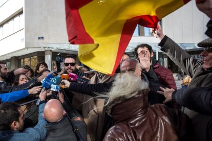 L'humorista ha estat increpat a la sortida del jutjat per persones que portaven banderes espanyoles.