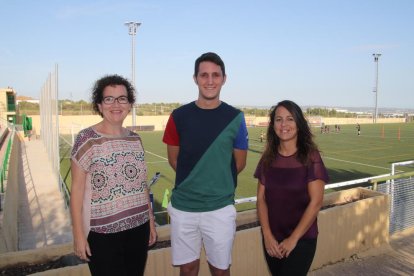 Agnès Ferré, alcaldessa de la Bisbal del Penedès; Ernest Velasco, president de la Joventut Bisbalenca; i Leo Uceda, regidora d'Esports.