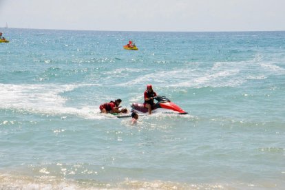 Imagen del simulacro en la playa Llarga de Roda.