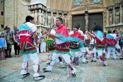 Imagen de archivo del Ball de Bastons ofreciendo sus bailes en el Pla de la Seu.