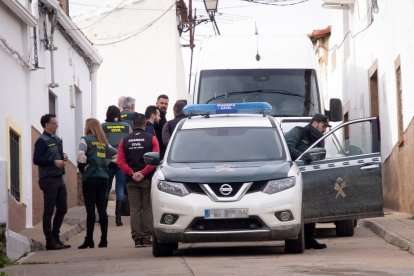 Efectius de la UCO Guàrdia Civil inspeccionen un habitatge al carrer Córdoba del Campillo.