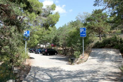 Una de les entrades dels nous pàrquing construïts a Siurana per regular l'afluència de visitants amb vehicles aparcats.