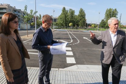 Josep Poblet, alcalde de Vila-seca, durant la visita d'obres d'aquest dilluns.