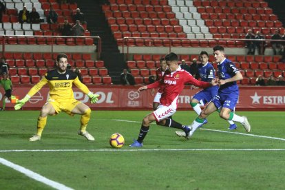 Brugui, durante una acción con el atacante como protagonista en el Nàstic-Córdoba de la temporada pasada.