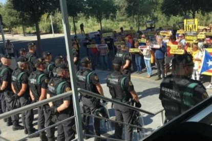 Imagen de archivo de una formación de guardias civiles ante una protesta independentista en Cataluña.