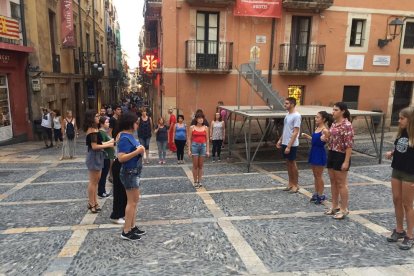 Imagen de uno de los ensayos que han hecho miembros de este baile en la plaza de las Cols.