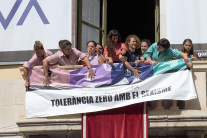 Momento de la colocación de la pancarta, antes de la festividad.