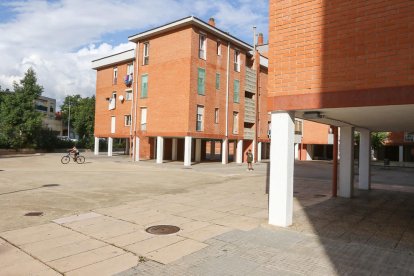 Imagen de una de las plazas del barrio de Mas Pellicer, delante del Casal Cívico que tiene que ofrecer el servicio de un educador social.