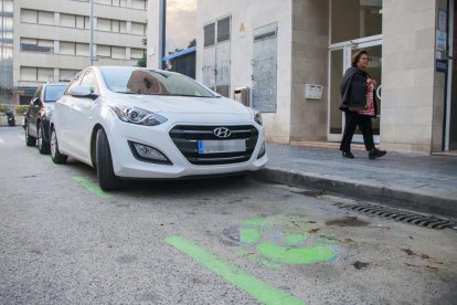 Dos cotxes aparcats ahir a la zona verda al centre de la ciutat.