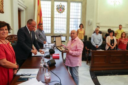 Reverte en el moment de prendre posessió de l'acta de regidor.