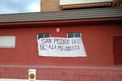 La pancarta contra la mezquita fue retirada ayer.