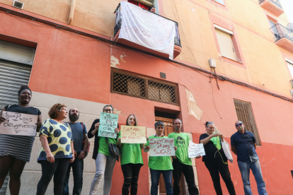 Imagen de la protesta de los vecinos y miembros de la PAH ante el número 35 de la calle Sant Magí.