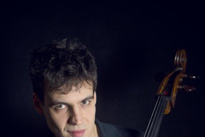 El violoncelista Victor-Julien Laferrière es el primer artista del festival en actuar.