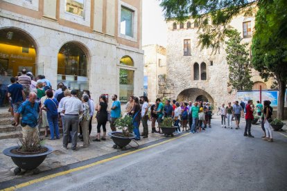 Imagen de la cola para acceder a la Antigua Audiencia por|para la primera proyección de la película.