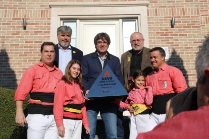 Carles Puigdemont rep el premi del Concurs de Castells per part de la Colla Vella dels Xiquets de Valls a Waterloo.