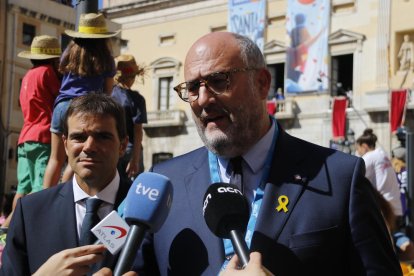 El portaveu adjunt de Junts per Catalunya, Eduard Pujol, atenent els mitjans de comunicació des de les festes de Santa Tecla.