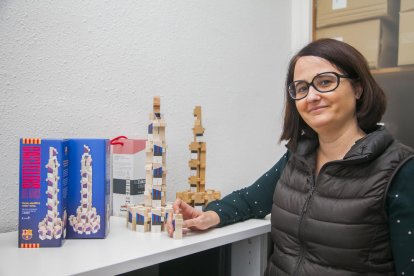 Ana en las oficinas de El Nan, situadas en la plaza Prim de Reus.