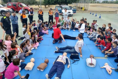 Imagen de la jornada de reanimación cardiopulmonar dirigida a los escolares.