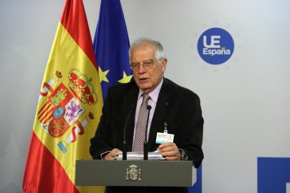 Plano medio del ministro de Asuntos Exteriores español, Josep Borrell.