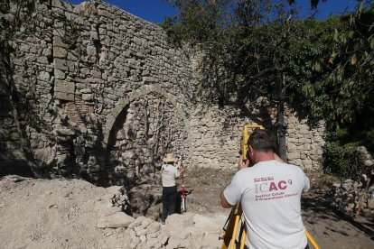 Investigadors de l'ICAC, durant l'excavació, a l'exterior del temple modern de la Mussara.