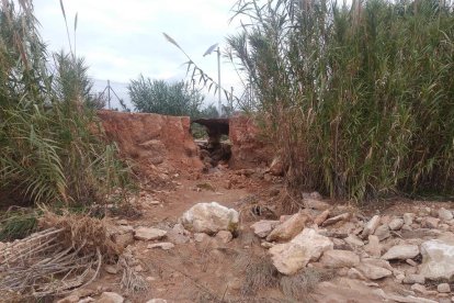 L'aigua de la bassa gran, ara gairebé buida, va sortir per aquest forat que va ocasionar una de les tempestes de l'octubre.