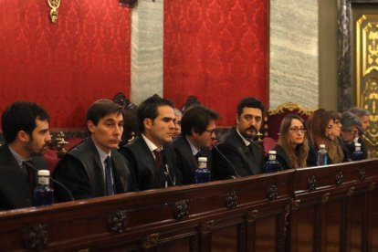 Las defensas en la sala de plenos del Tribunal Supremo, durante la vista de previo pronunciamiento.