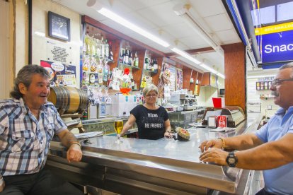 Marisol Bonet, presidenta de l'Associació de Venedors del Mercat de Torreforta, al seu bar.