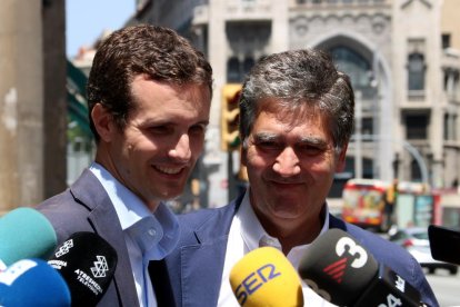 Imagen de archivo del presidente del PP Pablo Casado con el exdirector general de la policía, Ignacio Cosidó y ahora portavoz popular en el Senado.