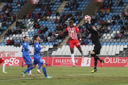 Pol Freixanet atrapa una pelota ante la oposición del delantero local Sekou. El meta fue uno de los mejores de los de la capital del Baix Camp.