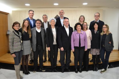 El alcalde de Reus, Carles Pellicer, y representantes de la Fundació Rosa Maria Vivar durante la presentación del nuevo centro de tratamiento del Alzhéimer.