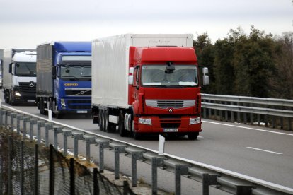 Camions circulant per una autovia.