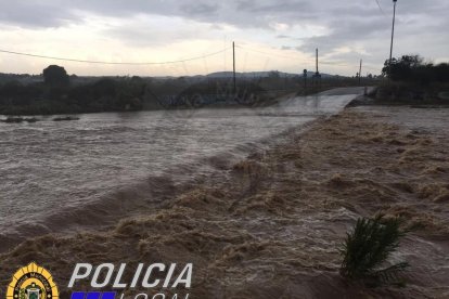 Imatge d'una via tallada al pas de la Riera de la Bisbal pel nucli del Vendrell.