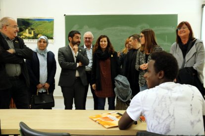 Los consellers de Ensenyament y de Treball, Assumptes Socials i Famílies, Josep Bargalló y Chakir el Homrani, en una visita por un plano piloto en Tarragona, con un joven africano sentado en primera fila.