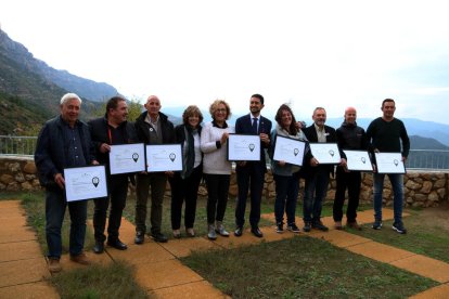 El conseller de Territori i Sostenibilitat, Damià Calvet i dels alcaldes del priorat que han rebut la certificació de zona tranquil·la i de cel nocturn de qualitat.