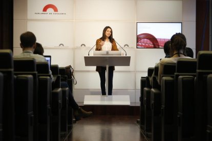 Les butaques de la sala de premsa del Parlament en primer terme i la líder de Cs, Inés Arrimadas.