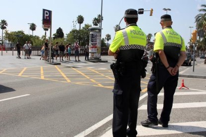 Dos agents de la Guàrdia Urbana a Barcelona en una imatge d'arxiu.